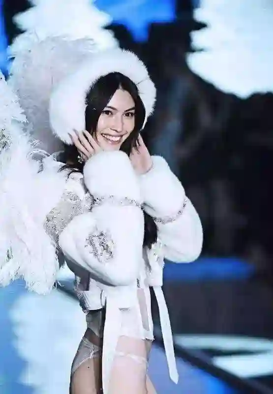 18年前，她靠着给李咏砸金蛋为生，如今摇身一变成了国际超模