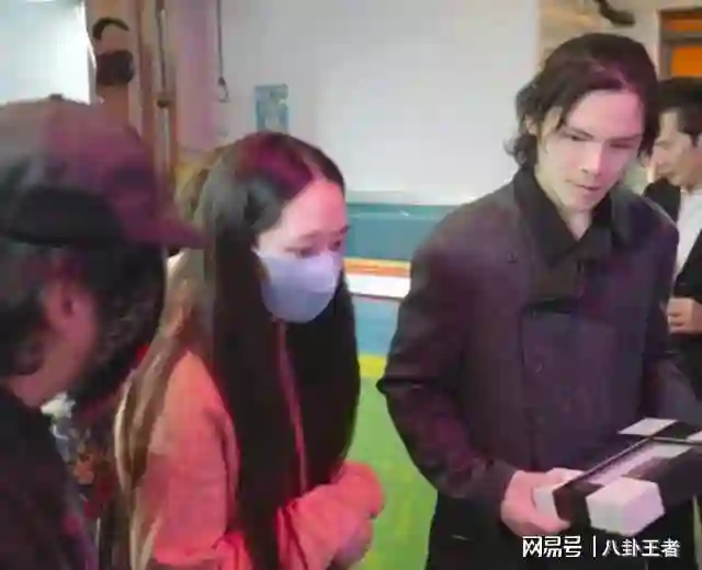 郭碧婷拼三胎挽回向佐！两人同框看展贴耳热聊，小腹隆起孕态十足