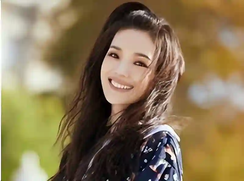 蔡澜去世才7天，恶心一幕出现！舒淇费力“穿上的衣服”又被扒下