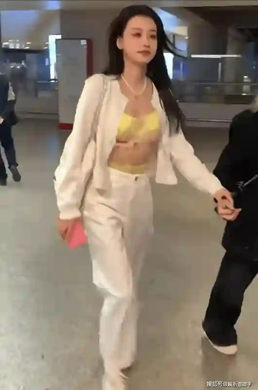 31岁孙怡离婚后放飞自我！奶黄色内搭展现纯欲与甜美，尽显高颜值