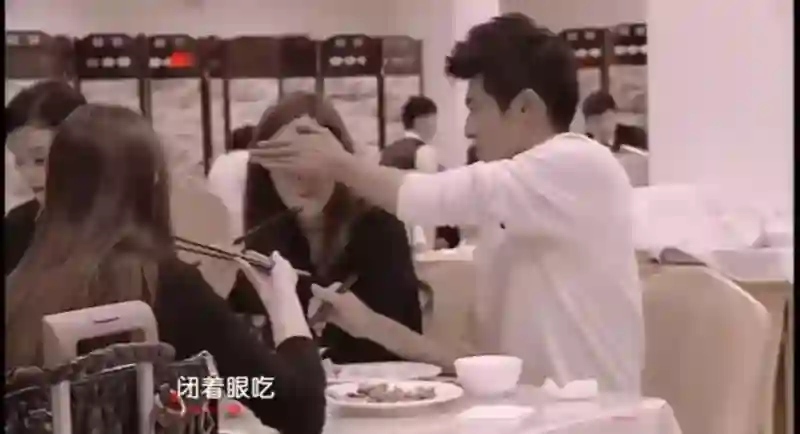 她不是实力很强么？怎么弹幕都在骂…
