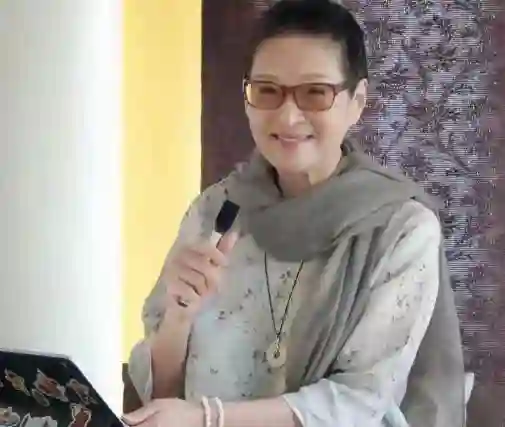 72岁胡因梦现状：不穿老年装，坦然面对衰老，颜值气质依旧在线