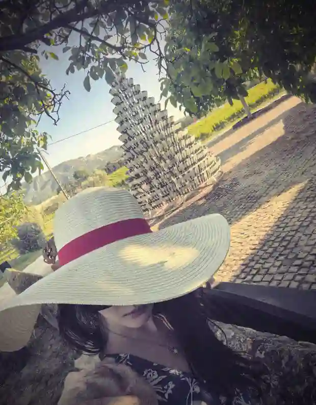 刘亦菲蓝裙碎花配素颜，清新明媚似少女
