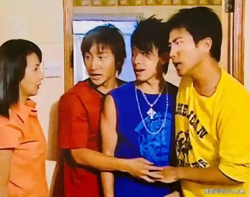 刘恺威回香港参加聚会心情好，50岁年轻似小伙，杨幂前几日也赴港