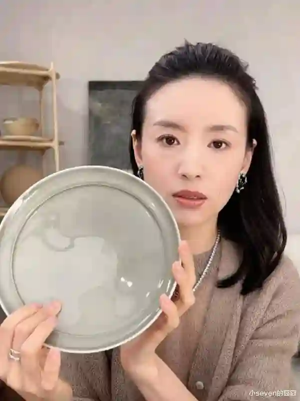 45岁董洁近照曝光，改行开服装店当老板，生图看起来又漂亮又年轻