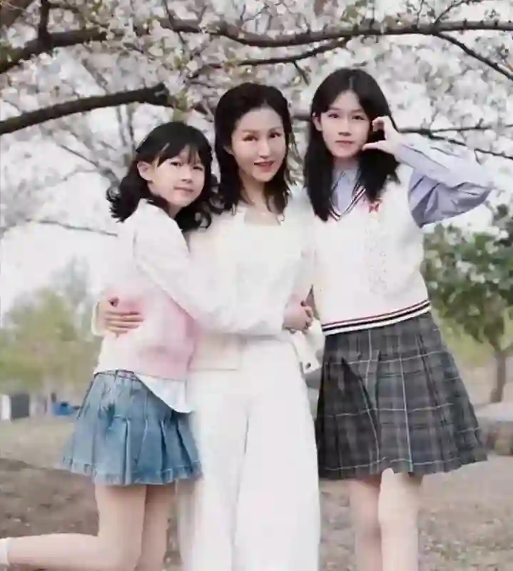 陆毅妻子鲍蕾晒樱花合影，母女花迷人，网友赞叹比李湘女儿清纯