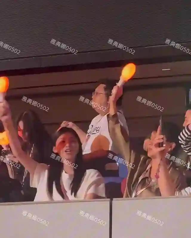 周杰伦演唱会偶遇奚梦瑶和婆婆梁安琪，婆媳俩挥动荧光棒全程开心