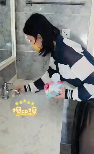 李亚鹏再度搬家，3岁女儿哭喊不要搬，大女儿李嫣北京逛高奢商场