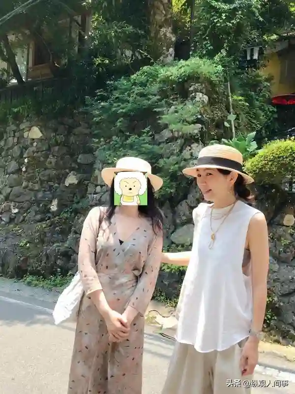 陈嘉桦日本被偶遇，双腿跪着喂儿子吃面，穿着清凉露内衣毫不在意
