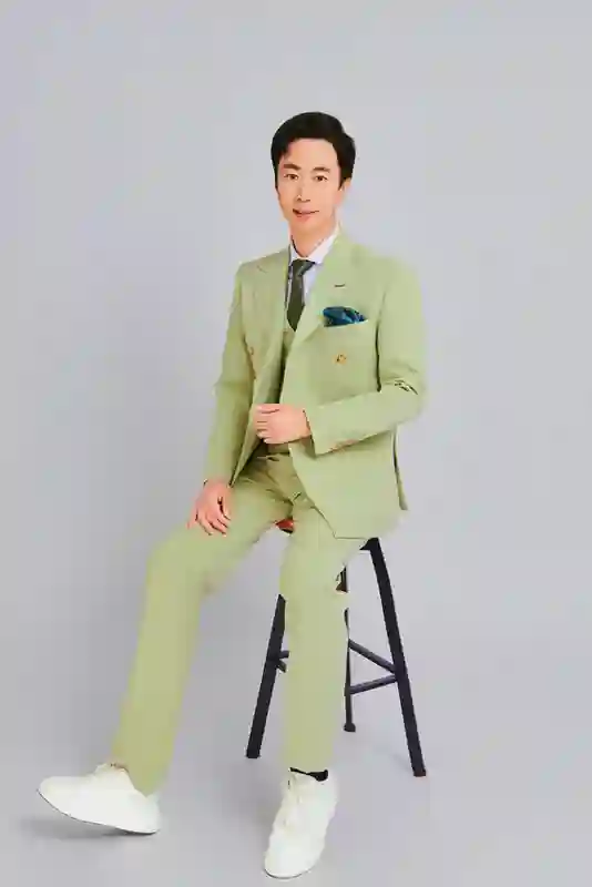 陈庆聪生日全新宣传照 绿色西装造型尽显阳光魅力