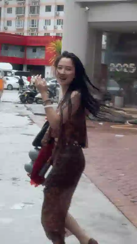 汪峰新欢泼水节引热议，素颜湿身美上热搜，网友：老汪眼光真绝了