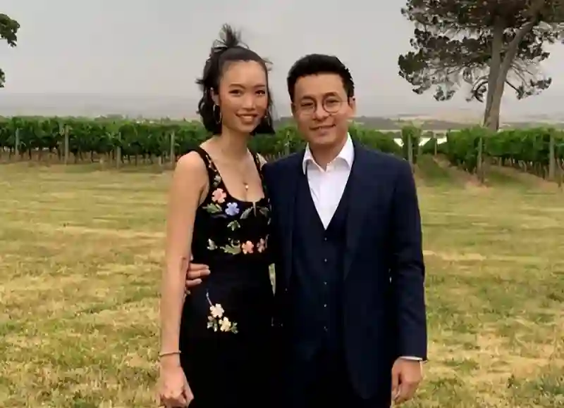霍启刚弟弟在曼谷大婚！嫂子郭晶晶忙前忙后，妯娌相处好全家开心