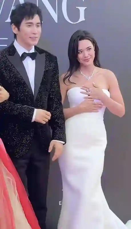 张伦硕有分寸，大女儿张敏钧在他面前穿抹胸，他只和钟丽缇对视