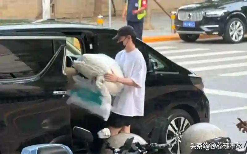 33岁邓伦被偶遇出行，独自开车拿东西，此前被曝结婚开启新生活
