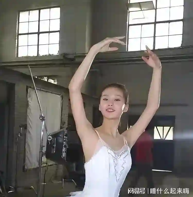 离婚风波后罕见同框!刘诗诗吴奇隆带儿子出行,全程无交流似陌生人