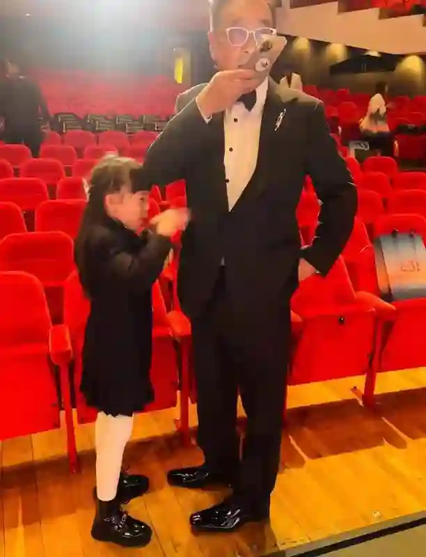 68岁尔冬升携9岁女儿现身香港金像奖，女友罕见露面，撞脸汤唯！