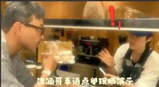 汪涵约周笔畅咖啡店叙旧，眼袋好大长了老年斑，两人坐街边像父女