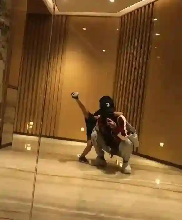 赵丽颖带儿子返回上海，母子同框幸福满溢，赵丽颖粉色短发超抢镜