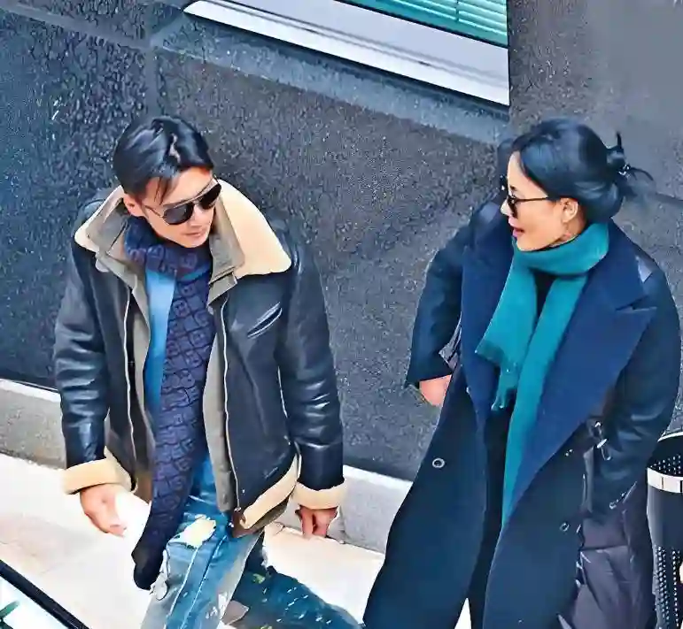 55岁王菲现身机场，高马尾白T似少女，随和签名与粉丝互动
