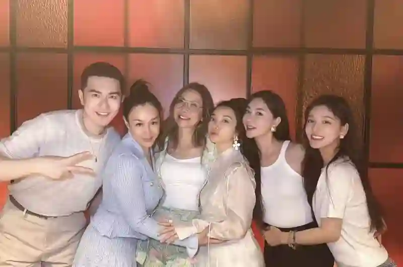 54岁钟丽缇广州聚餐，<em>大口</em>啃肉，身材丰满状态佳