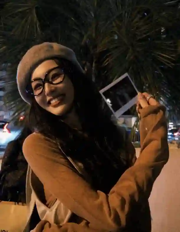 文艺感爆棚！唐嫣戛纳街头戴贝雷帽黑框眼镜漫步