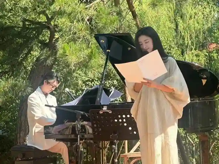 朱珠带女儿现身音乐会，4岁王珠宝高清正脸照曝光，脸黑像爸爸