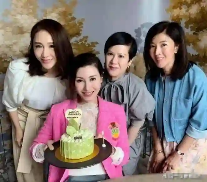 李嘉欣62岁姐姐冻龄美貌依旧，姐妹感情深厚，气质优雅状态好