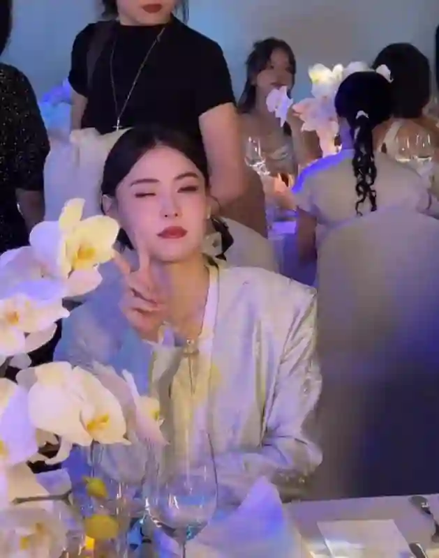 44岁张柏芝出席活动！穿新中式装扮美得像个娃娃，众人都抢着合影