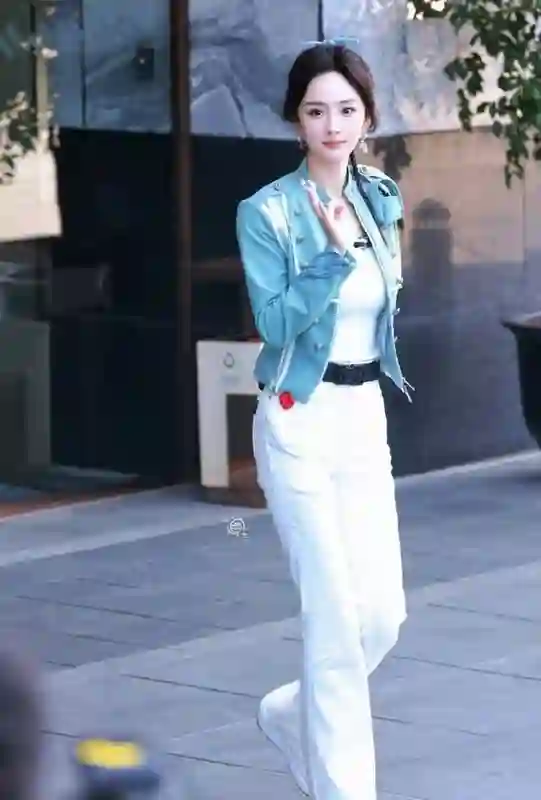 杨幂高马尾编发配蓝色夹克 活力造型尽显清新少女感
