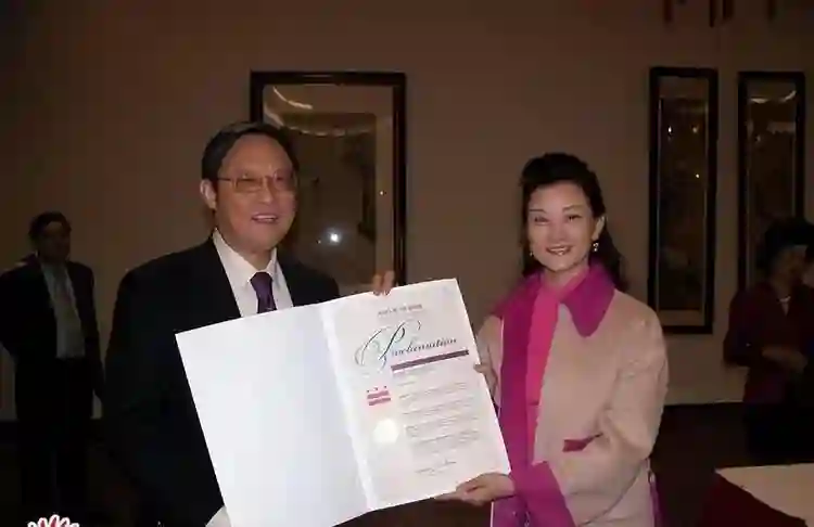 没想到“销声匿迹”11年，与丈夫相约丁克的宋祖英，已成人生赢家