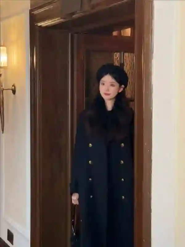 乔欣穿深V樱桃连衣裙野餐！小腹微隆疑有孕，晒富太日常惹人羡慕