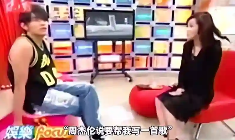 面相变了！看到47岁一脸国泰民安的侯佩岑，才明白昆凌“差”在哪