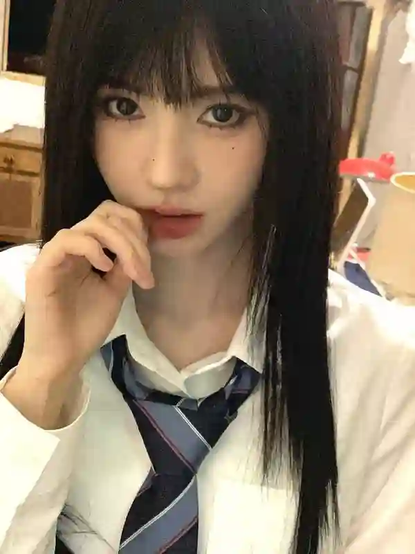 鞠婧祎解锁学院风新造型，黑发齐刘海甜酷出圈