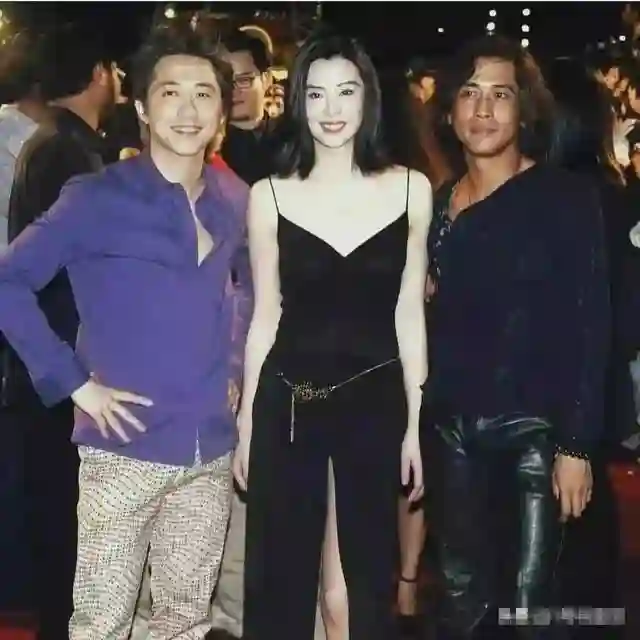 口罩眼镜齐上阵，不露真面目的王祖贤，遮掩的答案早已不言而喻