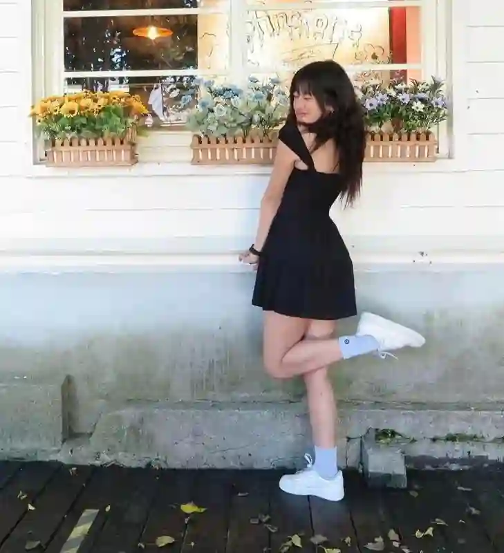 贾静雯女儿晒照，梧桐妹摘掉鼻环，卸了浓妆，美回19岁该有的样子