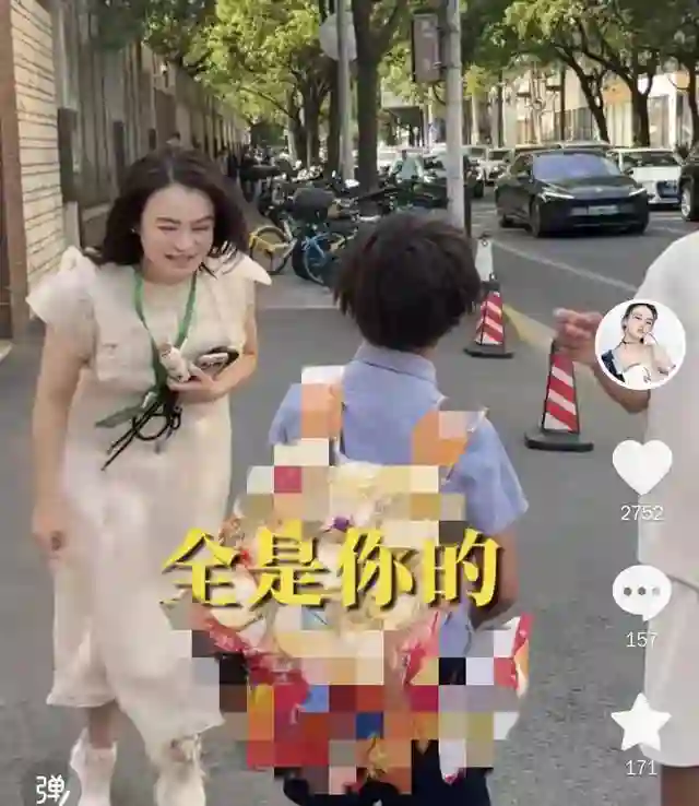 冉莹颖给仨儿子过儿童节，大儿子看到礼物冷脸走开，冉莹颖伤心哭