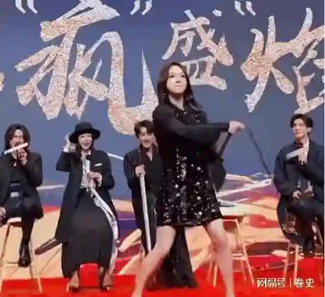 仅仅2个月像换了个人，产后复出的吴谨言，终究是走了杨幂的老路