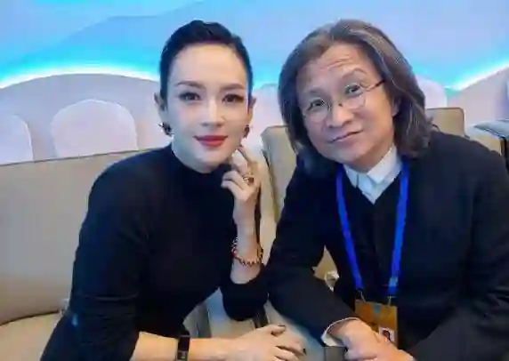 章子怡汪峰离婚后仨儿女首同框，一起看剧，醒醒兰花指抢镜好淑女