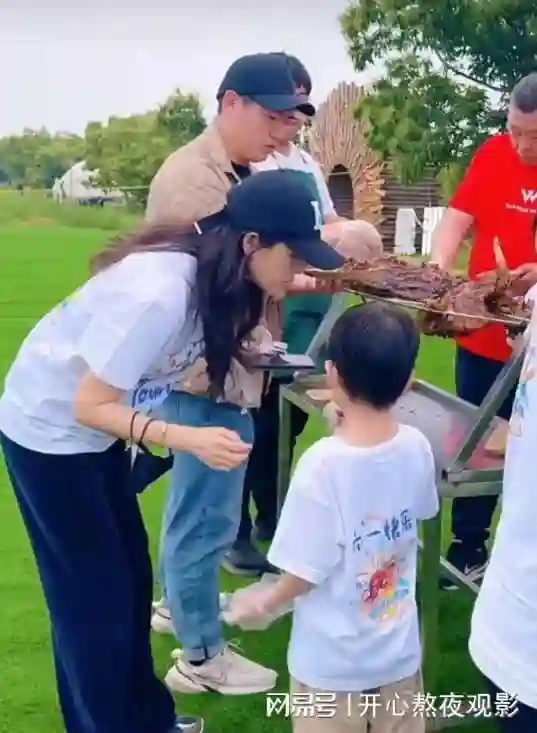 章子怡素颜带娃露营，草地狂奔超欢乐！醒醒姐弟共用一张脸