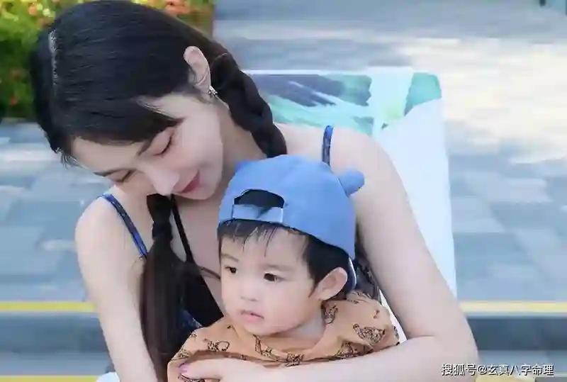 他的前女友是吴昕，前未婚妻是张天爱，如今37岁了，升级当上了老爸