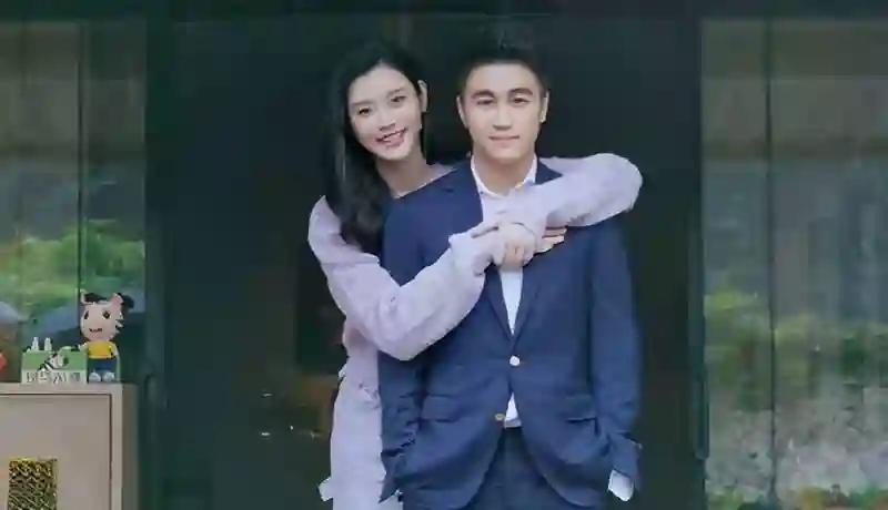 奚梦瑶夫妻餐厅约会，甜蜜互动被偶遇，发现偷拍大方打招呼