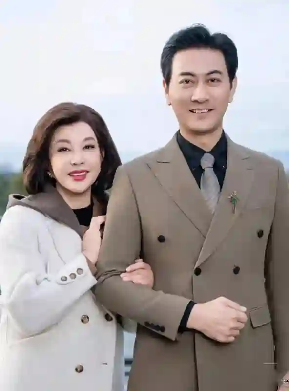 74岁刘晓庆穿金色中式褂子，皮肉紧致年轻了许多，她写字真好看