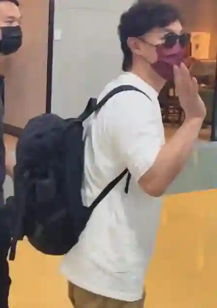 陈奕迅康复后首晒照：现场彩排状态佳，与友人一起合照