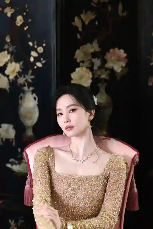 刘诗诗穿金粉刺绣裙美如画，东方古典风情诠释优雅迷人气质