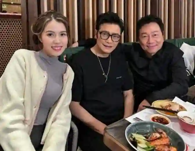 62岁罗嘉良返港见老友，本人断崖式衰老，看着比同龄黎耀祥老10岁