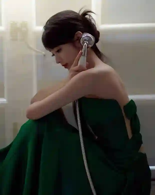 田曦薇绿抹胸礼服加身，美背线条勾勒优雅风姿