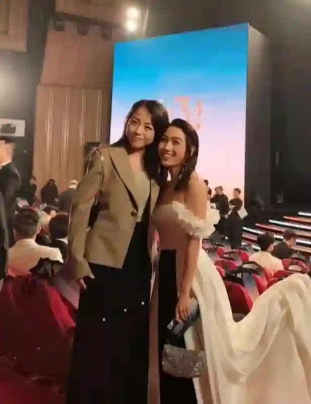 68岁尔冬升携9岁女儿现身香港金像奖，女友罕见露面，撞脸汤唯！