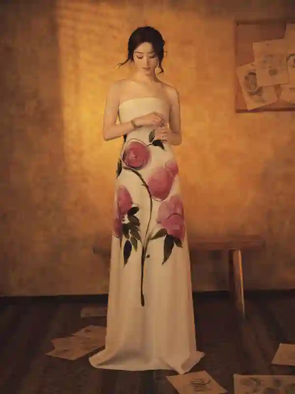 赵丽颖抹胸鲜花裙演绎中式复古！手作细节诠释东方女性力量
