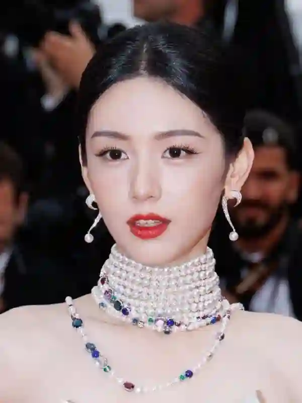 中国女星戛纳巅峰对决：她穿成东方名伶扛住生图，而她一改面相清纯变凌厉……