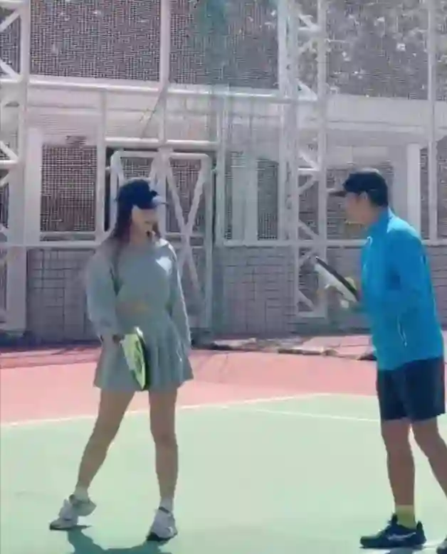 23岁港姐终极回应与郭晋安父女恋！大晒对话截图，证与神秘男约会真相！